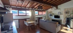 een woonkamer met een bank en een tafel bij Buhardilla Ca'tio Celso in San Esteban de la Sierra