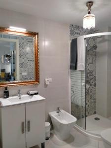 een badkamer met een wastafel, een toilet en een douche bij Casa Mila in Fuengirola
