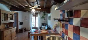 una cucina con tavolo e ventilatore a soffitto di Ca tío Celso a San Esteban de la Sierra