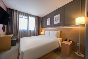 Postel nebo postele na pokoji v ubytování Vella Suite Hotel + 37 fotografií
