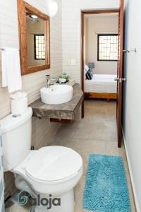 a bathroom with a toilet and a sink at Ideal estudios cálidos y acogedores in Cancún