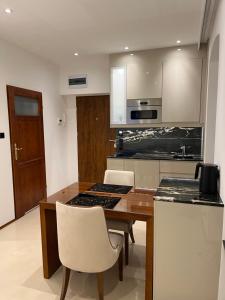Kuchyňa alebo kuchynka v ubytovaní Villa la Val, Apartamenty Wałbrzych