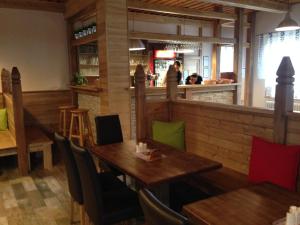 Reštaurácia alebo iné gastronomické zariadenie v ubytovaní Penzion Ranch