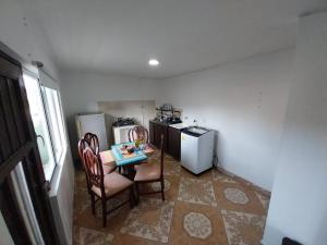 uma cozinha com mesa e cadeiras e 2 frigoríficos em Los balcones ll em Medellín