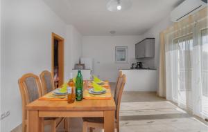 a dining room with a wooden table and chairs at Lovely Apartment In Ribarica - Karlobag in Matić Podi