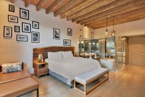 1 dormitorio con cama blanca y baño en Live Aqua San Miguel de Allende en San Miguel de Allende
