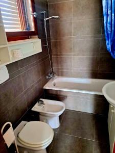 ein Badezimmer mit einem WC, einer Badewanne und einem Waschbecken in der Unterkunft La Sosta House Anzio in Anzio