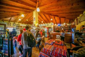 un grupo de personas caminando dentro de una tienda en Troia Pension en Akçapınar