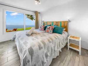 a bedroom with a bed with a view of the ocean at *1era Línea 1er Piso* Jardín, Playa, Piscinas (2p) in Puerto Velero