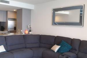 un salon avec un canapé et un miroir dans l'établissement 1011 Arena, à Newcastle