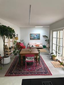 uma sala de estar com uma mesa e um sofá em Villa Kattrumpan em Kalmar