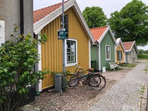 uma bicicleta estacionada em frente a uma fila de casas em Villa Kattrumpan em Kalmar