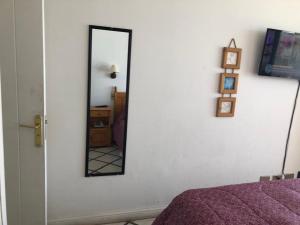 un espejo en una pared junto a un dormitorio en Departamento Playa Paraiso, en Concón