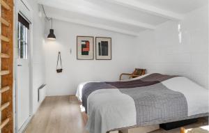 - une chambre blanche avec un lit dans l'établissement Beautiful Home In Rrvig With Wifi, à Rørvig