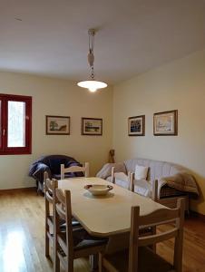 - un salon avec une table et un canapé dans l'établissement Gran Sasso, à Prati di Tivo