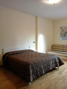 - une chambre avec un grand lit dans l'établissement Gran Sasso, à Prati di Tivo