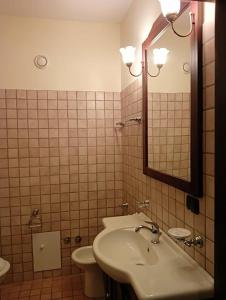 La salle de bains est pourvue d'un lavabo, de toilettes et d'un miroir. dans l'établissement Gran Sasso, à Prati di Tivo