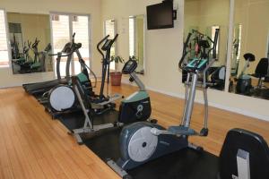 a gym with several exercise bikes in a room at Hermosa Suite, siéntete en casa! in Quito