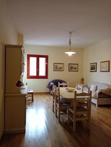 Il comprend une cuisine et un salon avec une table et des chaises. dans l'établissement Gran Sasso, à Prati di Tivo