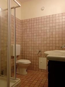 La salle de bains est pourvue de toilettes et d'un lavabo. dans l'établissement Gran Sasso, à Prati di Tivo