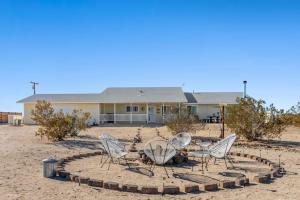 ジョシュア・ツリーにあるJoshua Tree Village Campground - Glamping Retreatの家の前の椅子