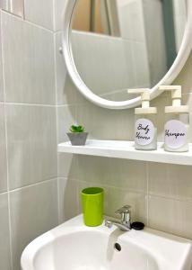 bagno con lavandino e specchio di Homestay Akasia 12 a Seri Iskandar