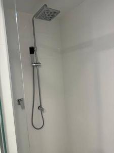 ducha con cabezal de ducha en la pared en 1BR City Apt-Parking&View& Homey en Canberra