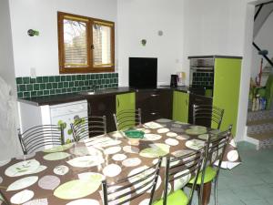 une cuisine avec une table et des chaises dans l'établissement Stylish holiday home near St Br s, à Saint-Brès