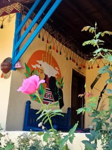 una casa con un dipinto sul muro di Kayan House a Tunis