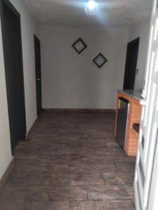 Abitare Durango By Grupo Salazar في ولاية دورانغو: غرفة فارغة مع أرضية بلاط وأبواب سوداء
