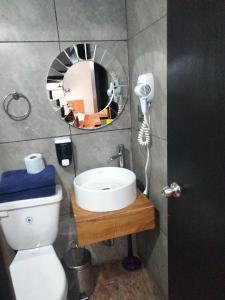 een badkamer met een wastafel en een spiegel bij Abitare Durango By Grupo Salazar in Durango
