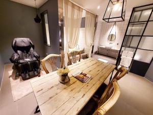 Le Stendal Hotel في دايجون: طاولة وكراسي خشبية في غرفة مع طاولة