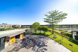 an overhead view of a building with bikes parked outside at Tian Nian B&B in Jiaoxi