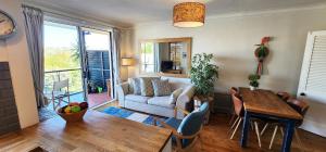 uma sala de estar com um sofá e uma mesa em Harbourfront Bliss - 2 bedrooms, parking, balcony em Sydney