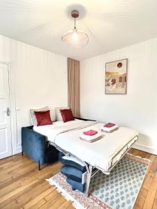 a room with two beds and a table at Cosy Studio Père-lachaise-Pelleport in Paris