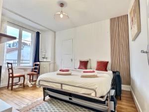 a bedroom with a bed in a room with a desk at Cosy Studio Père-lachaise-Pelleport in Paris