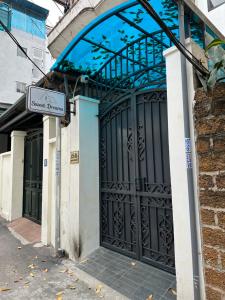 budynek z dużymi czarnymi drzwiami z znakiem ulicznym w obiekcie Sweet Dreams Homestay Westlake Hanoi w mieście Hanoi