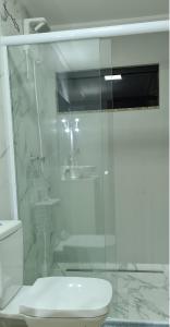 bagno bianco con doccia e servizi igienici di Quarto Jaraguá/São Luís a Jaraguá do Sul