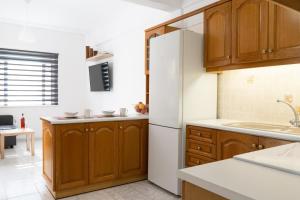 Kuchyň nebo kuchyňský kout v ubytování Aegean Breeze Beach House