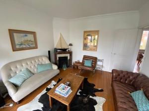 salon z kanapą i stołem w obiekcie Villa calme et spacieuse près de la plage, avec jardin et WIFI à Villers-sur-Mer - FR-1-712-53 w mieście Villers-sur-Mer +7 zdjęć