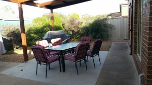 Numurkah Self Contained Apartments - The Mieklejohn的阳台或露台