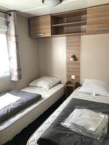 阿旺橋的住宿－DOMAINE DE KERLANN-MH6PERS-2CH-grande terrasse-tout confort，一间卧室设有两张床和窗户。
