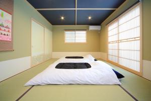 um quarto com uma cama grande num quarto em 柏・清水2（Haku Kiyomizu2） em Quioto