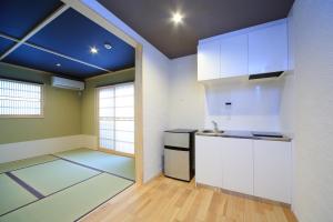 uma cozinha com armários brancos e um tecto azul em 柏・清水2（Haku Kiyomizu2） em Quioto