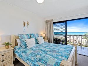 Schlafzimmer mit einem Bett und Meerblick in der Unterkunft Pacific Breeze - Hosted by Burleigh Letting in Gold Coast
