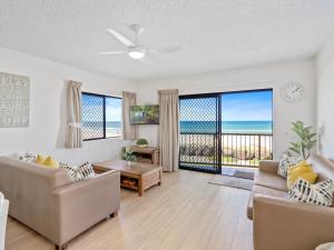 ein Wohnzimmer mit Meerblick in der Unterkunft Pacific Breeze - Hosted by Burleigh Letting in Gold Coast