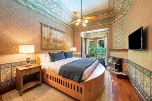 1 dormitorio con 1 cama grande y TV en Luxurious Wine Country Estate, en Geyserville