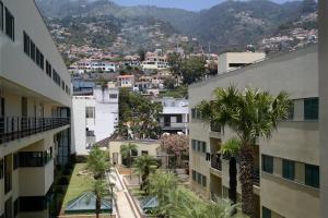 une vue sur une ville depuis deux bâtiments dans l'établissement Anadia Chic Apartment, à Funchal