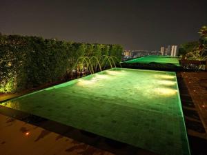 Piscina a Infinity Pool 2BR Suite 7pax @Beacon @Georgetown o a prop