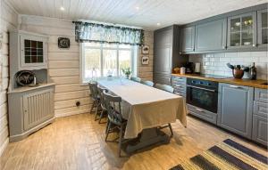 Η κουζίνα ή μικρή κουζίνα στο Beautiful Home In Hestra With Wifi